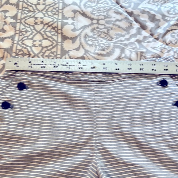 Ladies Banana Republic Striped Shorts. Size 0 - Picture 3 of 6